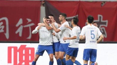 山东泰山4-0横扫青岛西海岸挺进足协杯八强，韩鹏轮换策略收奇效